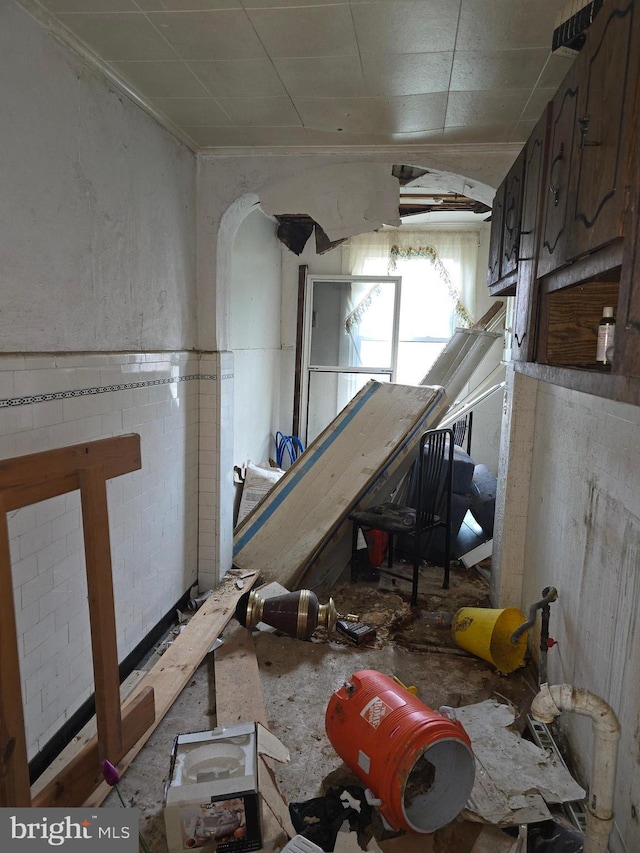 miscellaneous room featuring arched walkways