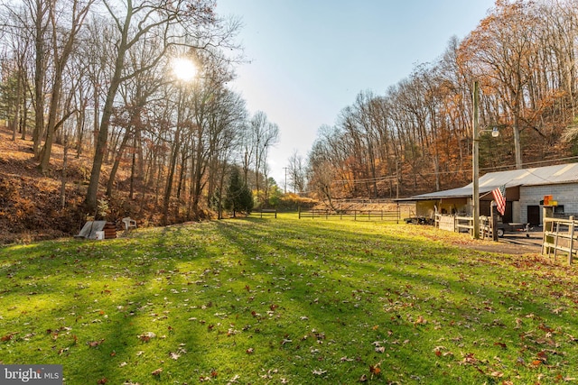 view of yard featuring an outdoor structure
