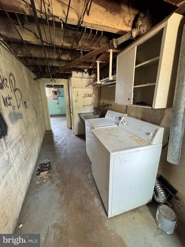 2939 Tyson Ave, Philadelphia, PA 19149 - clothes washing area featuring washer and dryer and concrete block wall