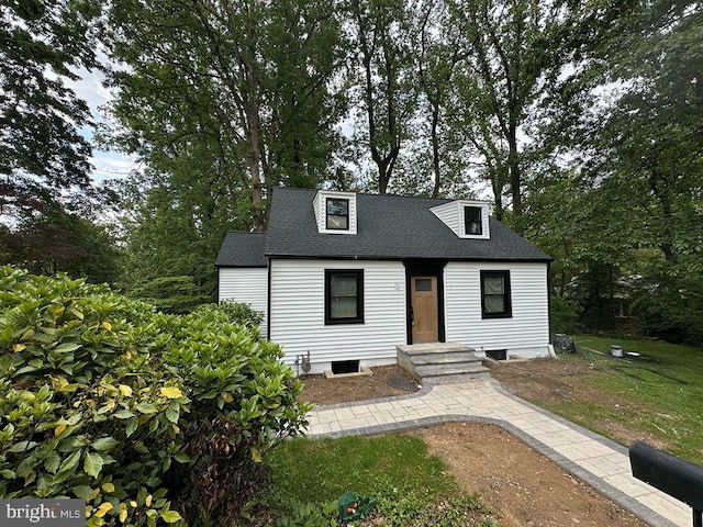 3 Knox Pl, Silver Spring, MD 20901 - cape cod home with roof with shingles, a front yard, and view of wooded area