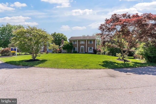 colonial inspired home featuring a front yard