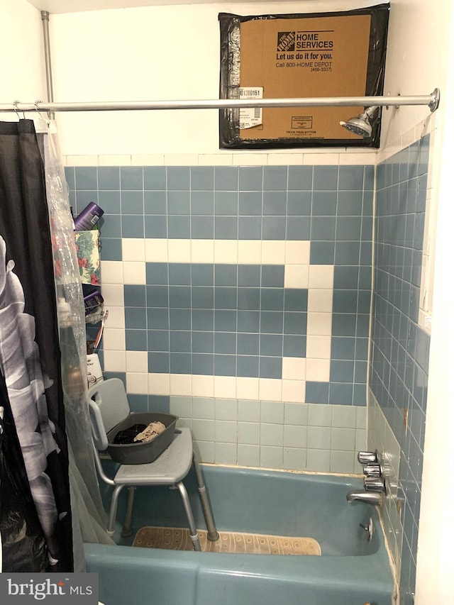 bathroom with shower / bath combo with shower curtain