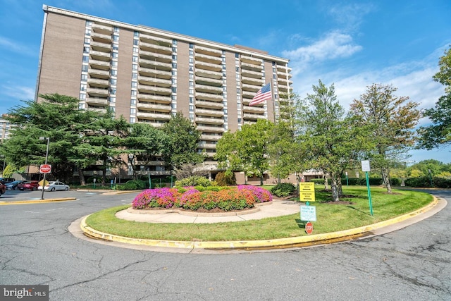 view of apartment building / complex