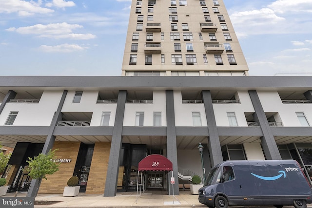view of apartment building / complex