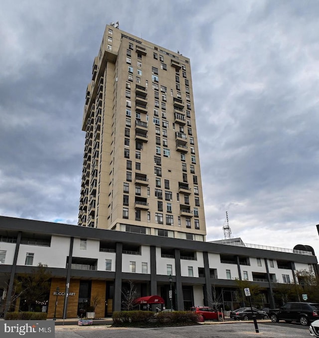 view of apartment building / complex