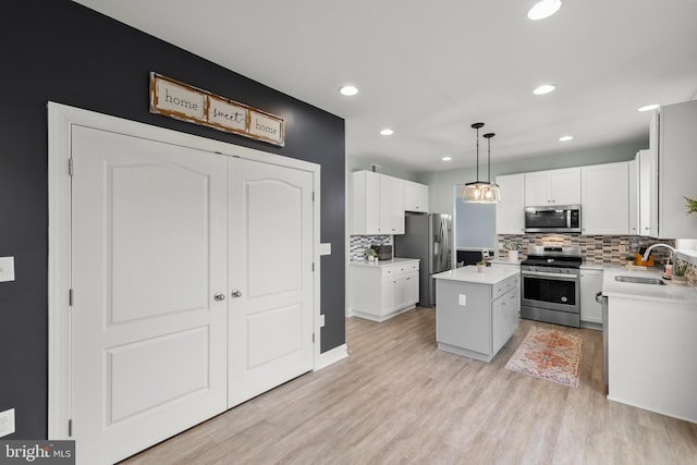 220 Ladysmith Dr, Stephens City, VA 22655 - kitchen with appliances with stainless steel finishes, a sink, backsplash, a kitchen island, and recessed lighting