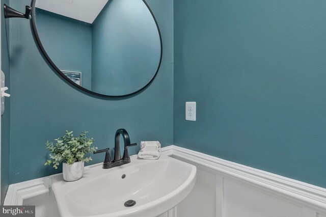 bathroom featuring a sink