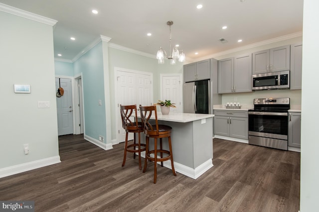 kitchen featuring stainless steel appliances, gray cabinetry, dark wood-type flooring, recessed lighting, and crown molding