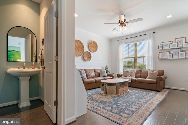 living area with ceiling fan, dark wood-style floors, baseboards, recessed lighting, and crown molding