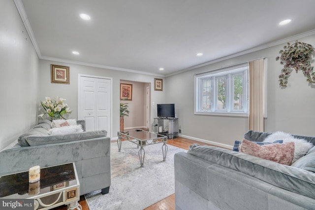 living area with light wood-style flooring, ornamental molding, recessed lighting, and baseboards