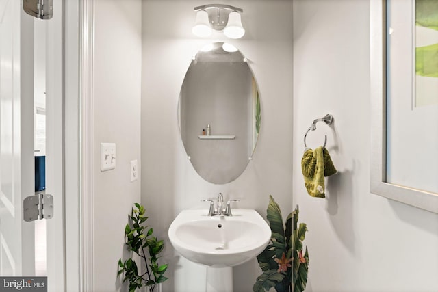 bathroom featuring a sink