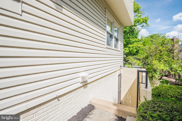 8 Botany Ct, North Potomac, MD 20878 - view of side of property with crawl space