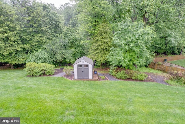 view of yard featuring a storage unit and an outdoor structure