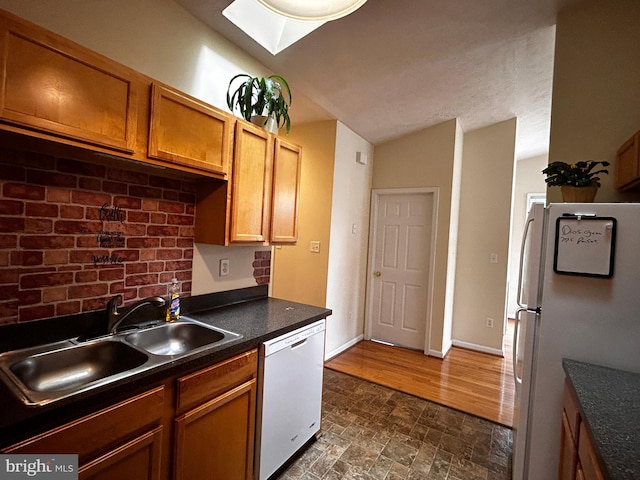 331 Lora Dr, Woodstock, VA 22664 - kitchen featuring white appliances, a sink, a skylight, dark countertops, and lofted ceiling