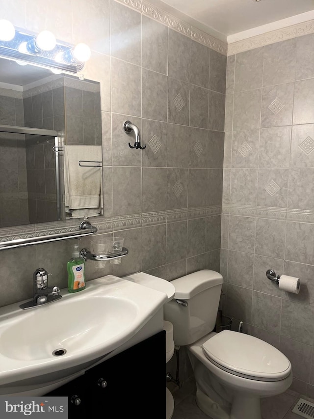 5 Coliston Rd Unit C, Reisterstown, MD 21136 - bathroom with tile walls, toilet, vanity, and a stall shower
