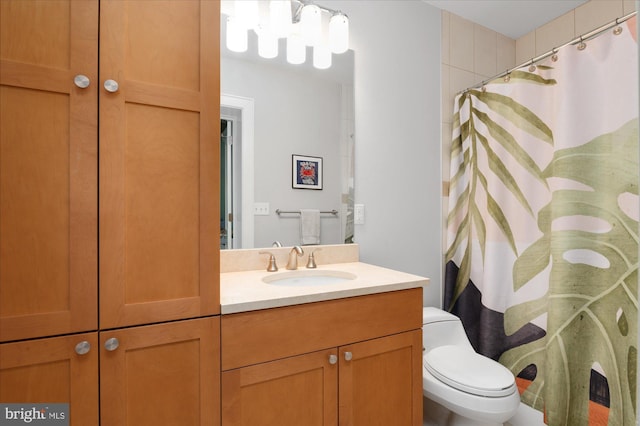 full bathroom featuring toilet, vanity, and curtained shower