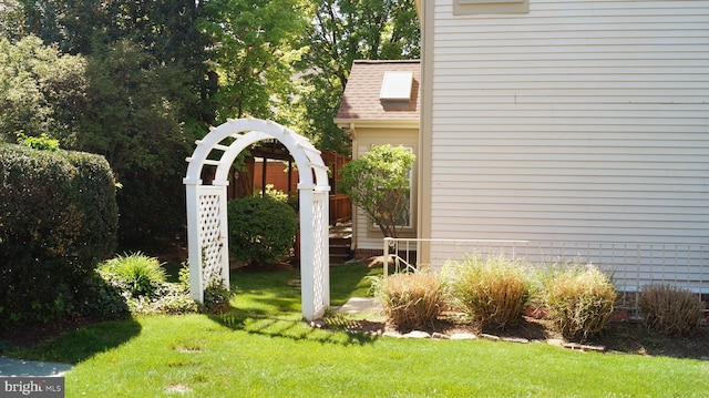 7501 Silver Maple Ln, Falls Church, VA 22042 - view of green lawn