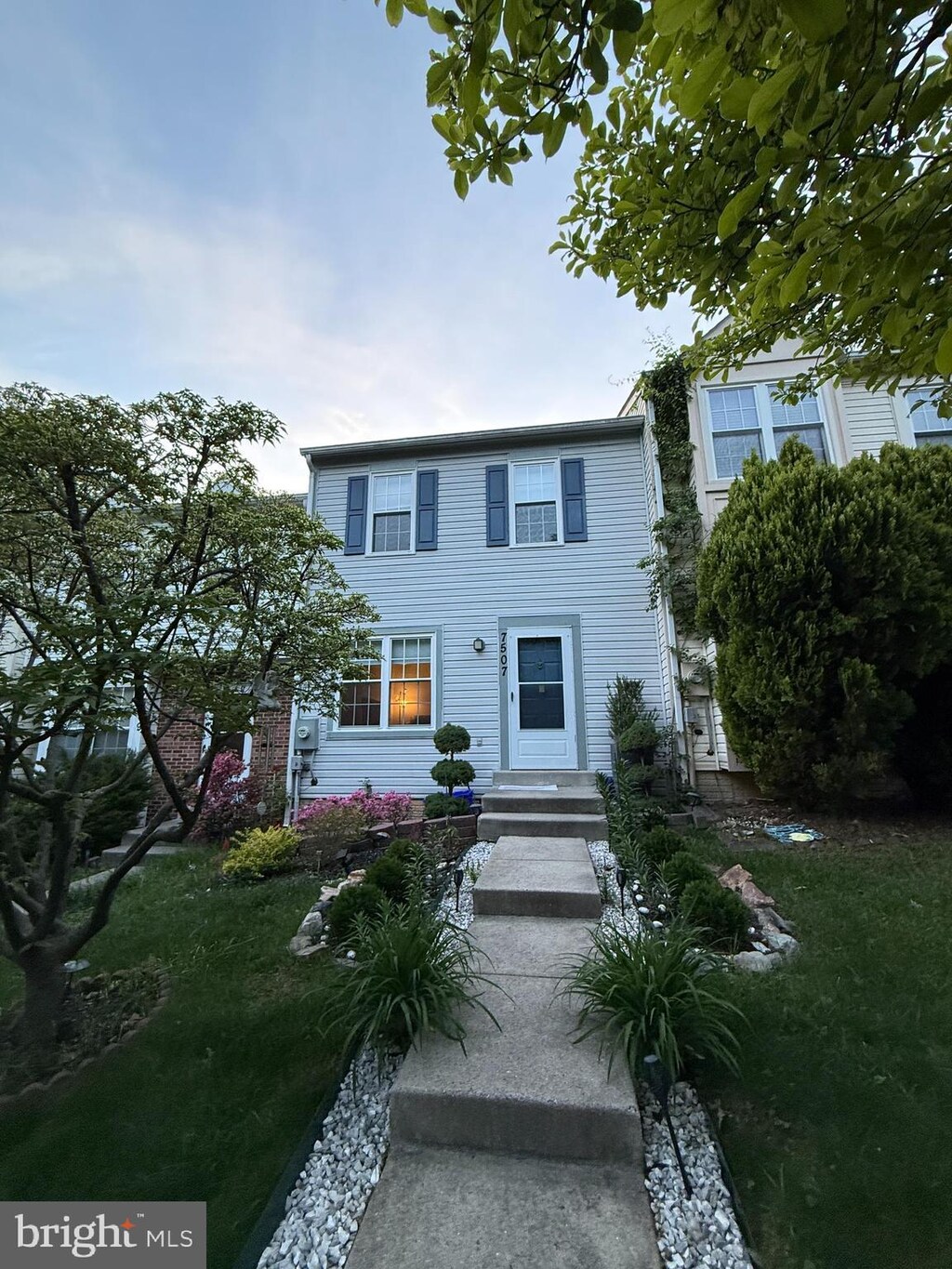 view of front of home featuring a front yard
