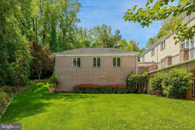 view of front of property featuring a front yard and brick siding