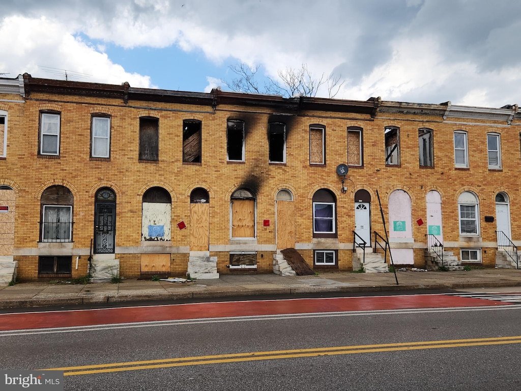 2128 E N Ave, Baltimore, MD 21213 - view of building exterior featuring entry steps