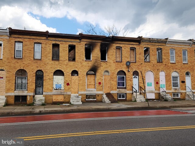 2128 E N Ave, Baltimore, MD 21213 - view of building exterior featuring entry steps