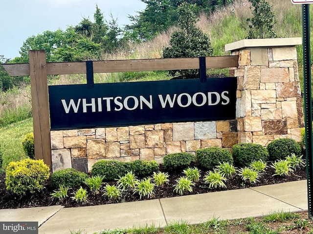 view of community / neighborhood sign