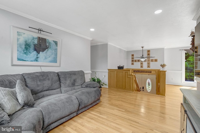 living area with crown molding, light wood-type flooring, recessed lighting, and ceiling fan