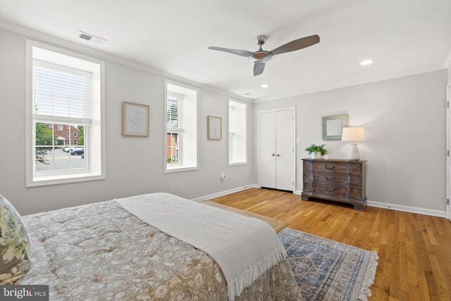 bedroom featuring ornamental molding, wood finished floors, baseboards, ceiling fan, and recessed lighting