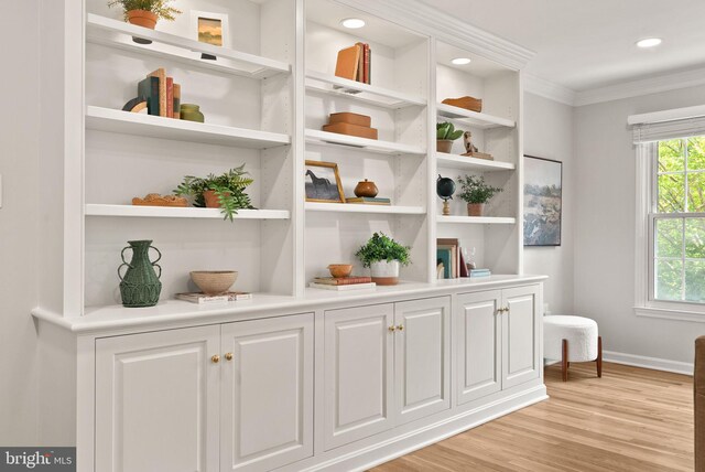 detailed view of crown molding, baseboards, wood finished floors, and recessed lighting