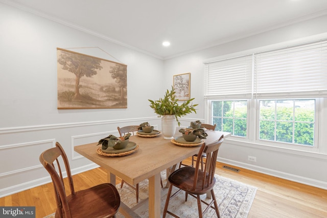 dining room with light wood-style floors, ornamental molding, recessed lighting, and baseboards