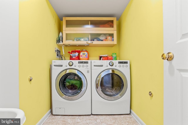 72 Leearden Rd, Hershey, PA 17033 - clothes washing area with washer and clothes dryer and baseboards