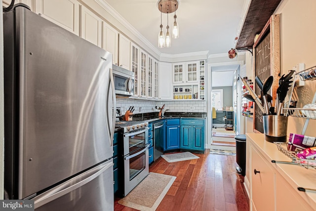 kitchen with stainless steel appliances, blue cabinets, crown molding, dark wood-type flooring, and decorative backsplash