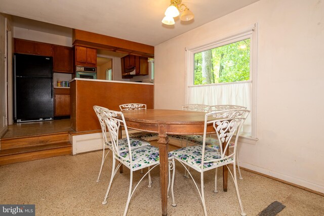 402 Old Courthouse Rd NE, Vienna, VA 22180 - dining area featuring baseboards