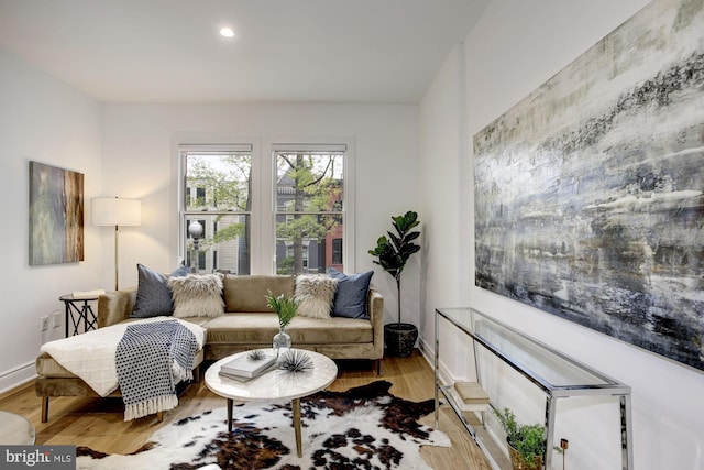 living area featuring light wood-style flooring, recessed lighting, and baseboards