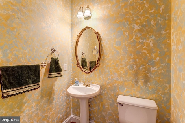 16028 Kings Mountain Rd, Woodbridge, VA 22191 - half bath with wallpapered walls, toilet, and baseboards