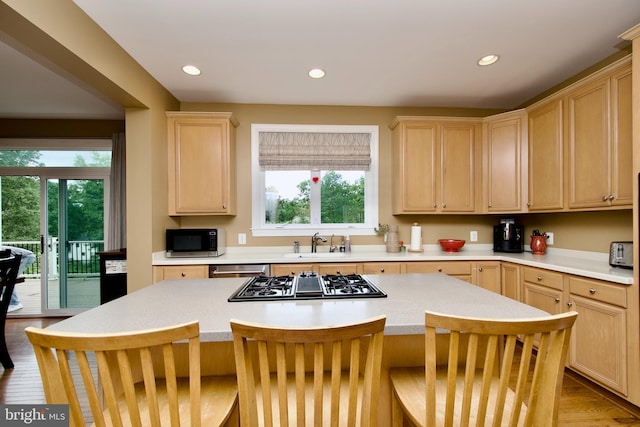 8931 Kiger St, Lorton, VA 22079 - kitchen featuring light brown cabinetry, gas cooktop, a sink, plenty of natural light, and recessed lighting