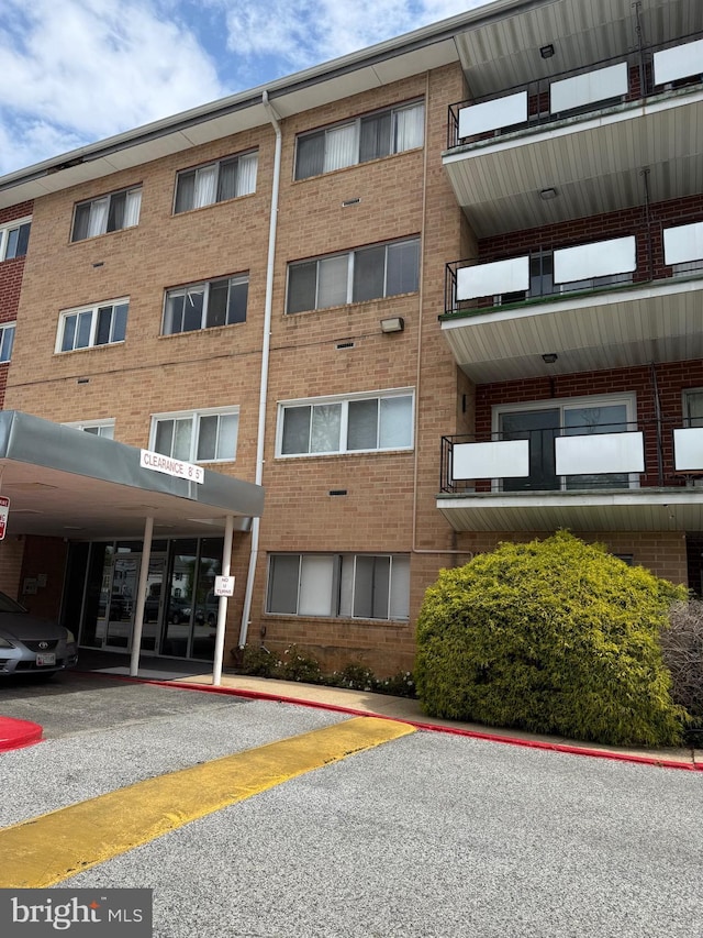 view of apartment building / complex