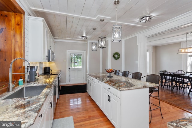 644 Early Dr, Broadway, VA 22815 - kitchen featuring a sink, a breakfast bar, stainless steel appliances, light wood finished floors, and a center island