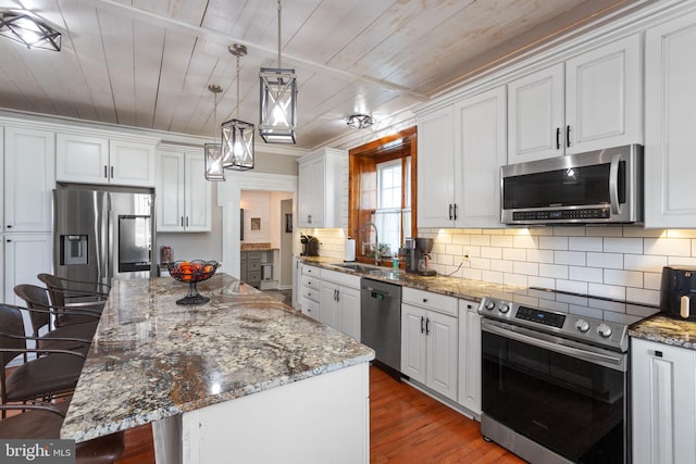 644 Early Dr, Broadway, VA 22815 - kitchen with stainless steel appliances, white cabinets, a kitchen breakfast bar, a sink, and wood finished floors