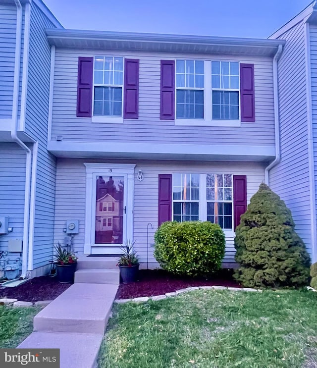 view of front of property with a front yard