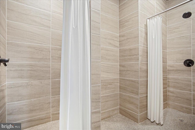 full bath featuring tiled shower