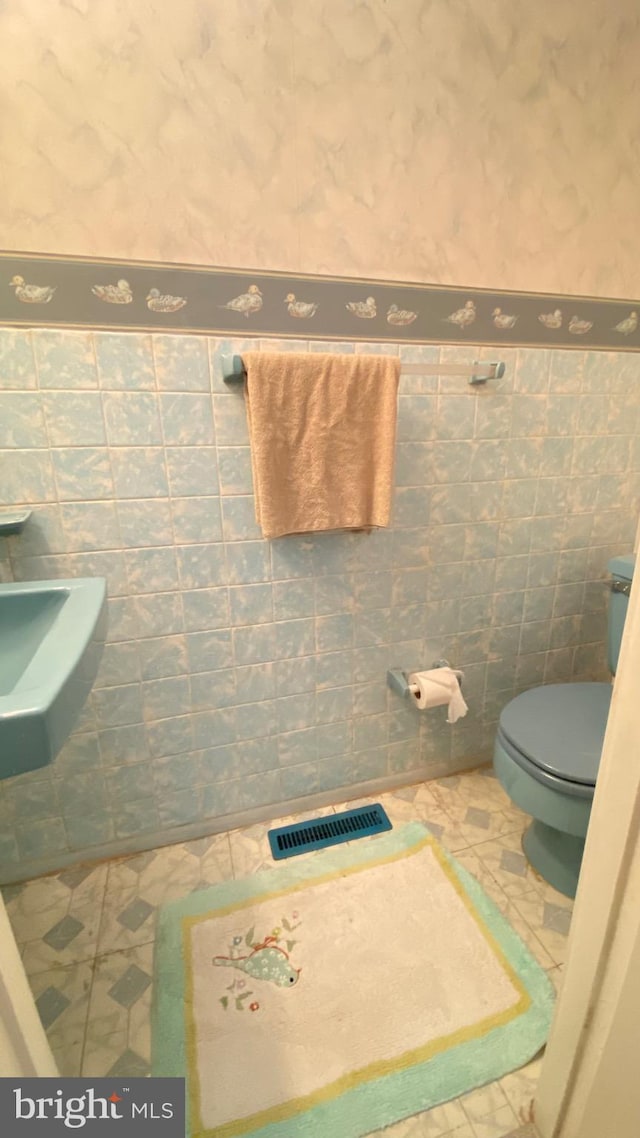 341 Chimney Oak Dr, Joppa, MD 21085 - half bath featuring tile walls, toilet, wainscoting, and tile patterned floors