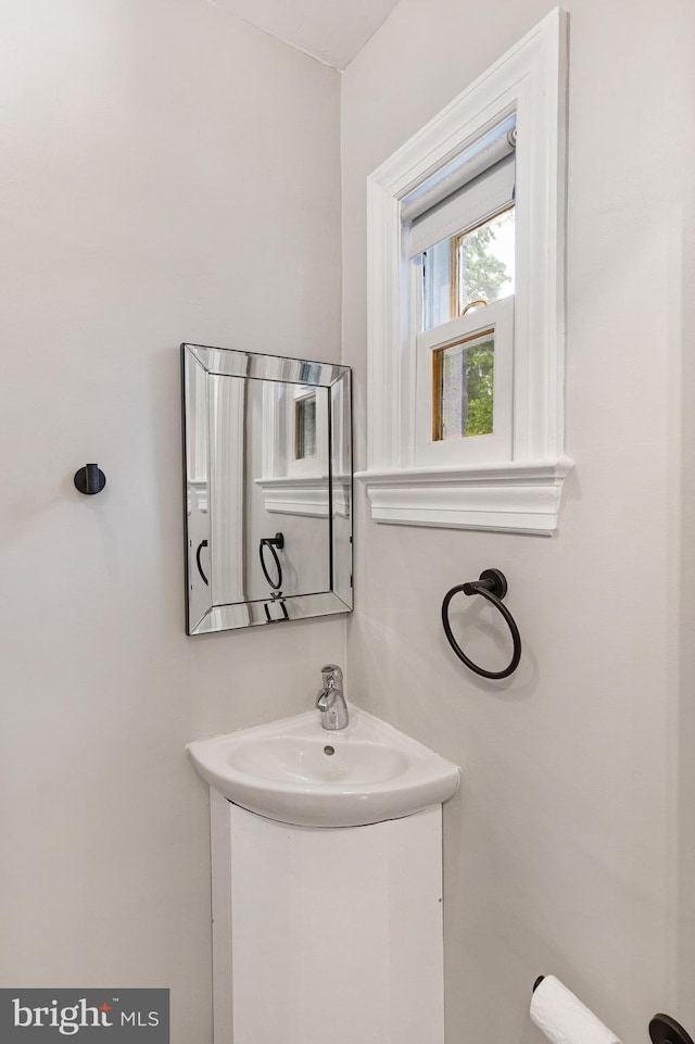 5311 Herring Run Dr, Baltimore, MD 21214 - bathroom featuring vanity