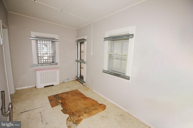 foyer entrance featuring baseboards and crown molding