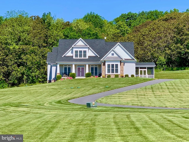view of front facade featuring a front yard