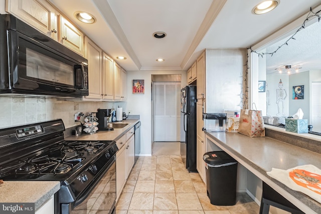 kitchen featuring black appliances, tasteful backsplash, light countertops, baseboards, and recessed lighting