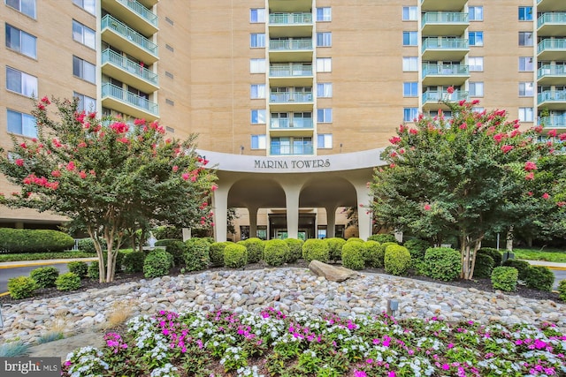 view of apartment building / complex