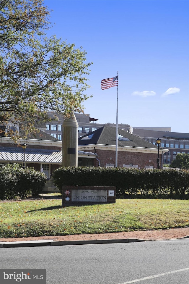 view of community featuring a yard