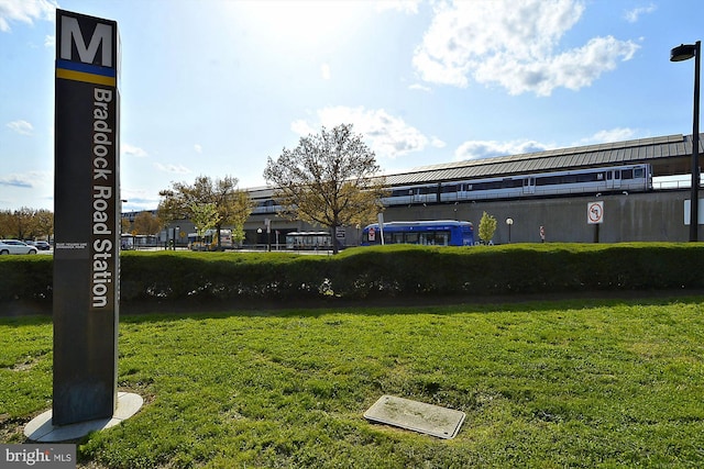 view of property's community featuring a lawn
