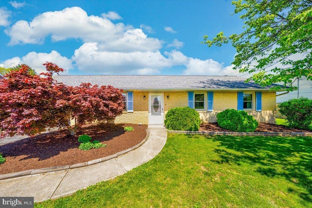 4115 Grandview Rd, Hanover, PA 17331 - ranch-style house featuring a front lawn and brick siding